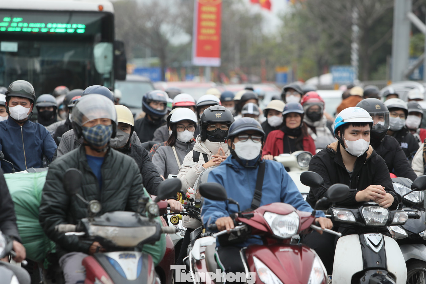 Ghi nhận của phóng viên, trưa 2/2 (Mùng 5 Tết Nguyên đán Ất Tỵ 2025) tại một số tuyến đường ở cửa ngõ Thủ đô lưu lượng phương tiện bắt đầu tăng cao. Trong ảnh, hướng đường Ngọc Hồi về đường Giải Phóng.