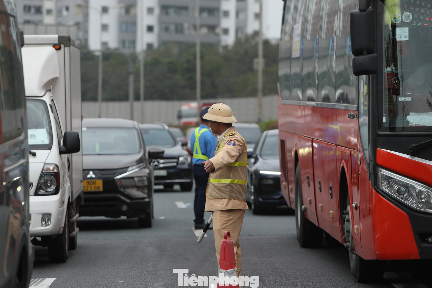 Phòng CSGT, Công an thành phố Hà Nội phối hợp với Cục CSGT - Bộ Công an tổ chức phân luồng từ xa trên các tuyến cao tốc, quốc lộ hướng vào Hà Nội. Trong nội đô, lực lượng làm nhiệm vụ tại các chốt trọng điểm phối hợp với Thanh tra Giao thông vận tải vừa tổ chức phân luồng, điều tiết giao thông, vừa kiểm soát, xử lý các vi phạm như chở quá số người, vi phạm nồng độ cồn, tốc độ. Hệ thống camera giám sát được khai thác tối đa, đóng vai trò quan trọng trong theo dõi tình hình thực tế tại các tuyến đường, phát hiện sớm điểm ùn tắc, sự cố để có phương án điều chỉnh kịp thời, đồng thời ghi nhận, xử lý nghiêm các hành vi vi phạm trật tự an toàn giao thông.