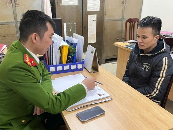 Đối tượng Tuấn tại cơ quan công an. Ảnh: LN Đối tượng Tuấn tại cơ quan công an. Ảnh: LN