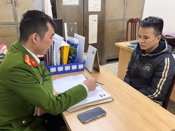 Đối tượng Tuấn tại cơ quan công an. Ảnh: LN