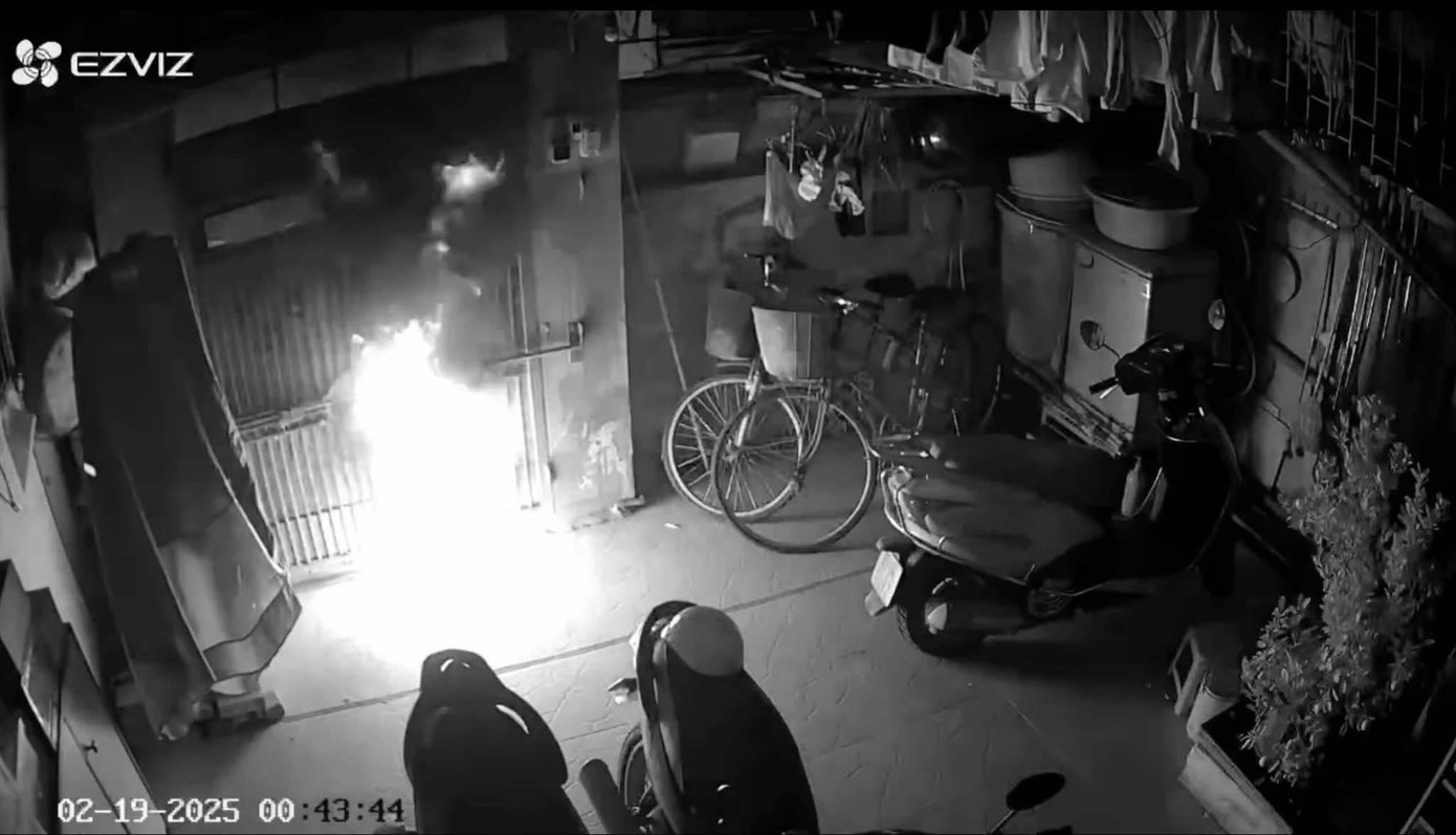 Hình ảnh thời điểm đối tượng đốt cửa camera ghi lại. Hình ảnh thời điểm đối tượng đốt cửa camera ghi lại.