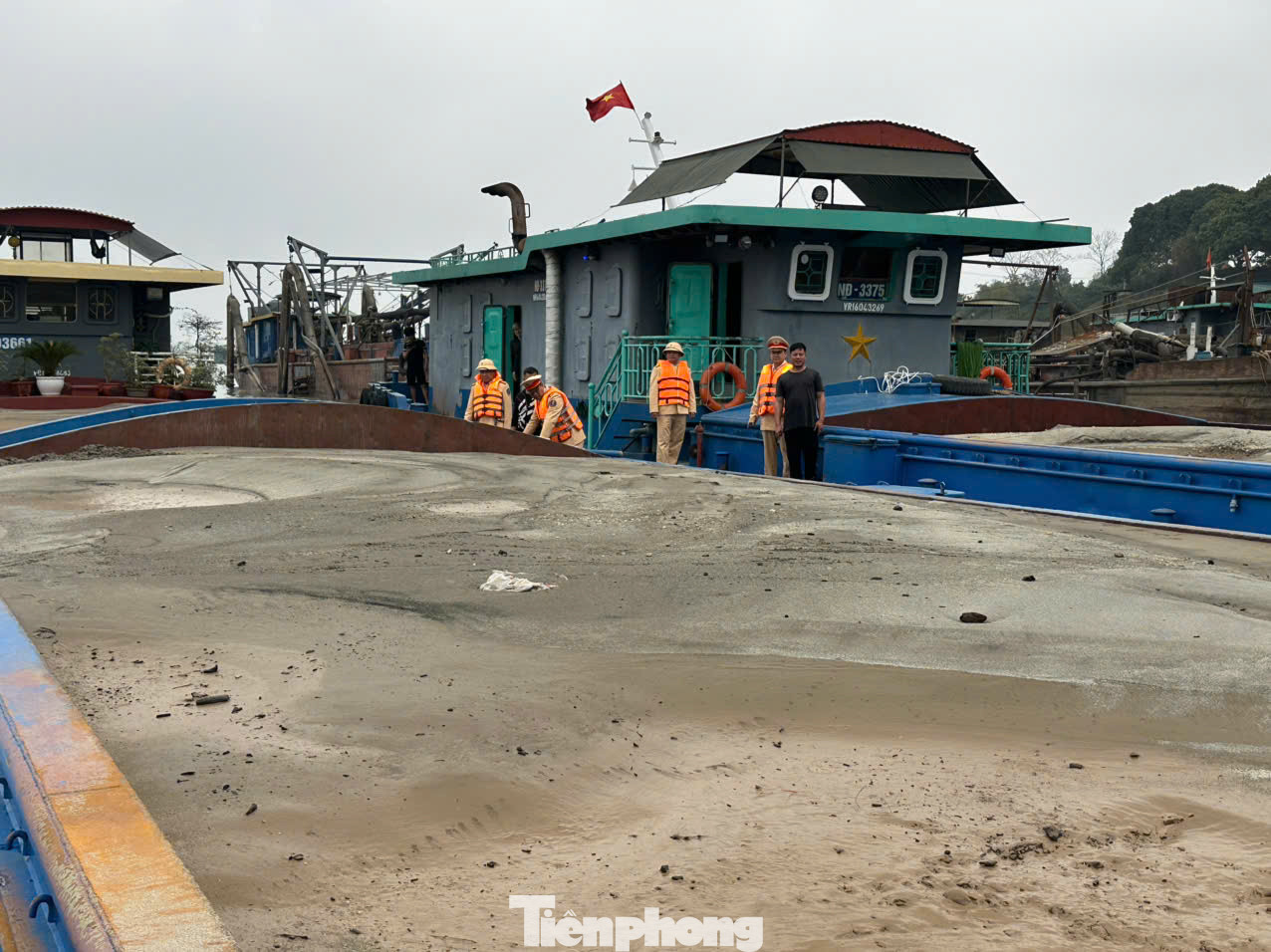 Hệ thống bơm hút có thể hút cát trực tiếp lên tàu hoặc bơm sang tàu khác. Hệ thống bơm hút có thể hút cát trực tiếp lên tàu hoặc bơm sang tàu khác.