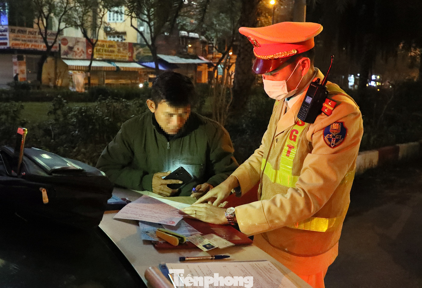 Nam tài xế L.D.T (SN 1981, trú tại Hưng Yên) lắp thêm đèn ở phía trước chỉ để tăng độ sáng cho xe khi di chuyển trên đường. Với lỗi vi phạm trên, CSGT đã lập biên bản xử phạt tài xế T. Nam tài xế có thể bị phạt số tiền 1,5 triệu đồng và trừ 2 điểm giấy phép lái xe.