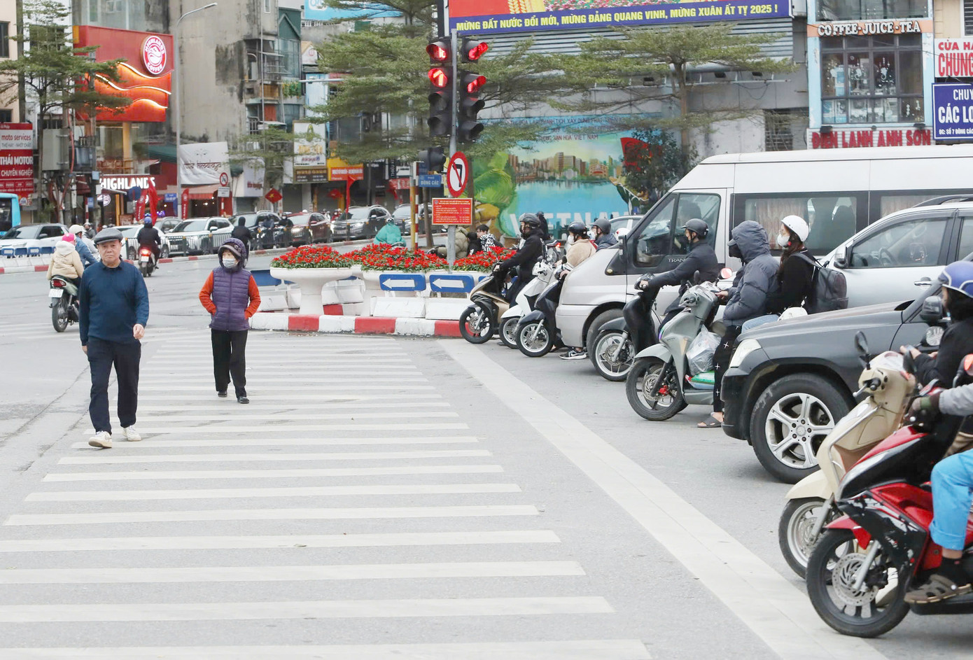 Theo Trung tâm Dự báo khí tượng thuỷ văn quốc gia, ngày 3/2, không khí lạnh đã ảnh hưởng đến khu vực phía Đông Bắc Bộ, một số nơi ở Bắc Trung Bộ và phía Tây Bắc Bộ. Ở vịnh Bắc Bộ đã có gió Đông Bắc mạnh cấp 6, có lúc cấp 7, giật cấp 8. Biển động mạnh. Tại Hà Nội, nhiệt độ thấp nhất 12-14 độ, nhiệt độ cao nhất 16-18 độ. Trời nhiều mây, sáng có mưa rải rác; sau có mưa vài nơi, gió đông bắc cấp 3, trời rét.