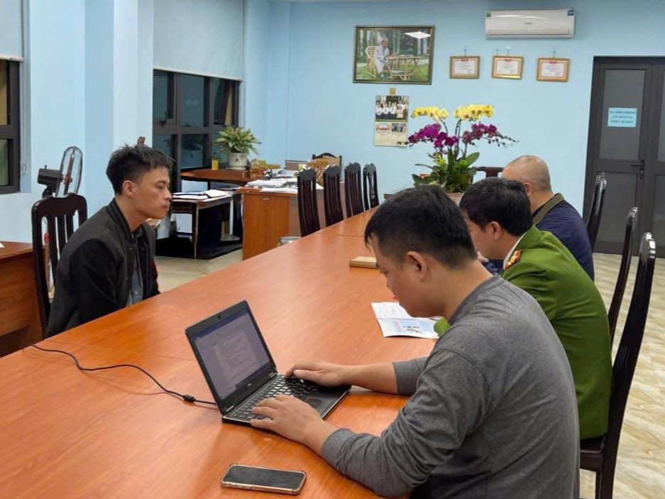 Cơ quan công an làm việc với Tống Anh Tuấn. Ảnh CACC