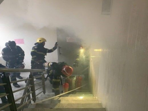 Lực lượng chữa cháy có mặt tại hiện trường dập lửa, cứu nạn.