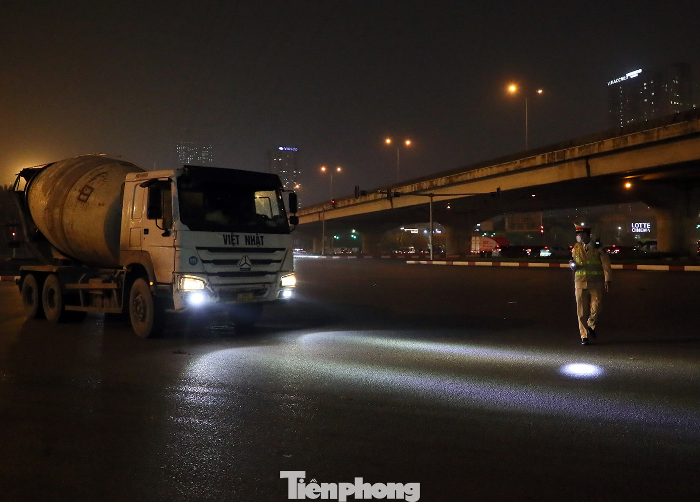 Quá trình làm nhiệm vụ, tổ công tác phát hiện nhiều trường hợp ô tô con, ô tô tải, xe khách... lắp các loại đèn chiếu sáng công suất lớn gây lóa mắt người đi đường, tiềm ẩn tai nạn giao thông.