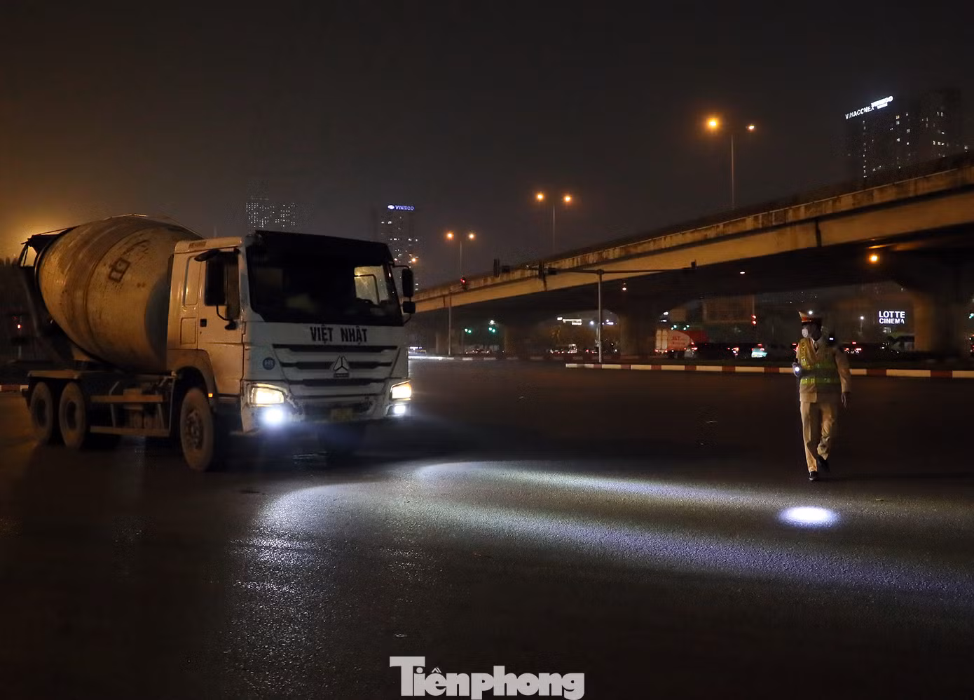 Quá trình làm nhiệm vụ, tổ công tác phát hiện nhiều trường hợp ô tô con, ô tô tải, xe khách... lắp các loại đèn chiếu sáng công suất lớn gây lóa mắt người đi đường, tiềm ẩn tai nạn giao thông.