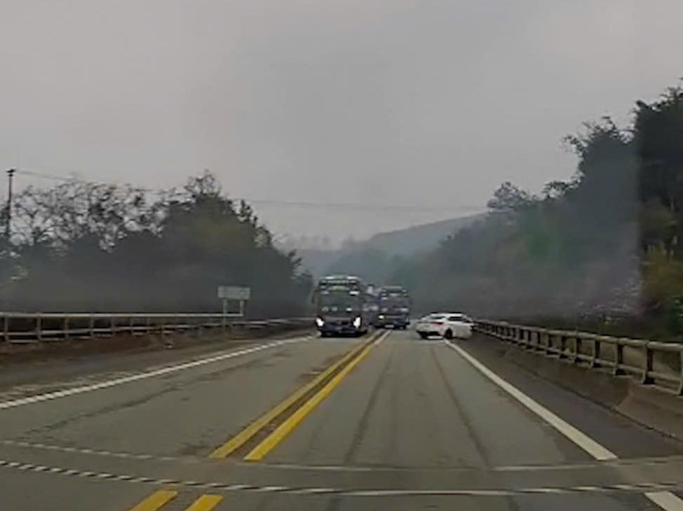 Tài xế ô tô con quay đầu trên cao tốc. Tài xế ô tô con quay đầu trên cao tốc.