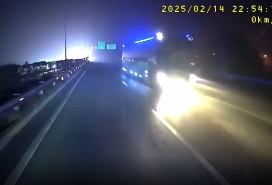 Tài xế xe khách đi ngược chiều trên cao tốc Nội Bài - Lào Cai. Tài xế xe khách đi ngược chiều trên cao tốc Nội Bài - Lào Cai.