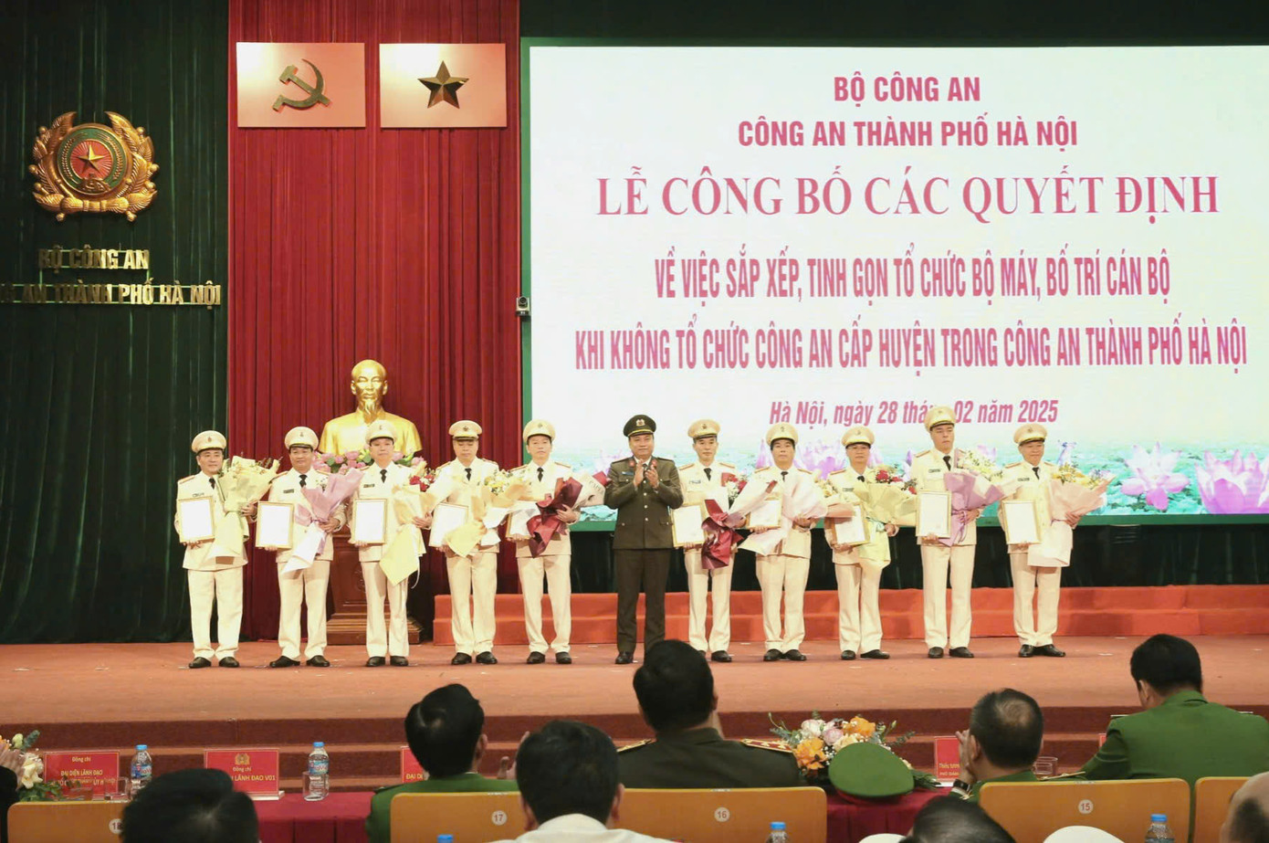 Công an TP Hà Nội công bố các quyết định tại hội nghị. Công an TP Hà Nội công bố các quyết định tại hội nghị.