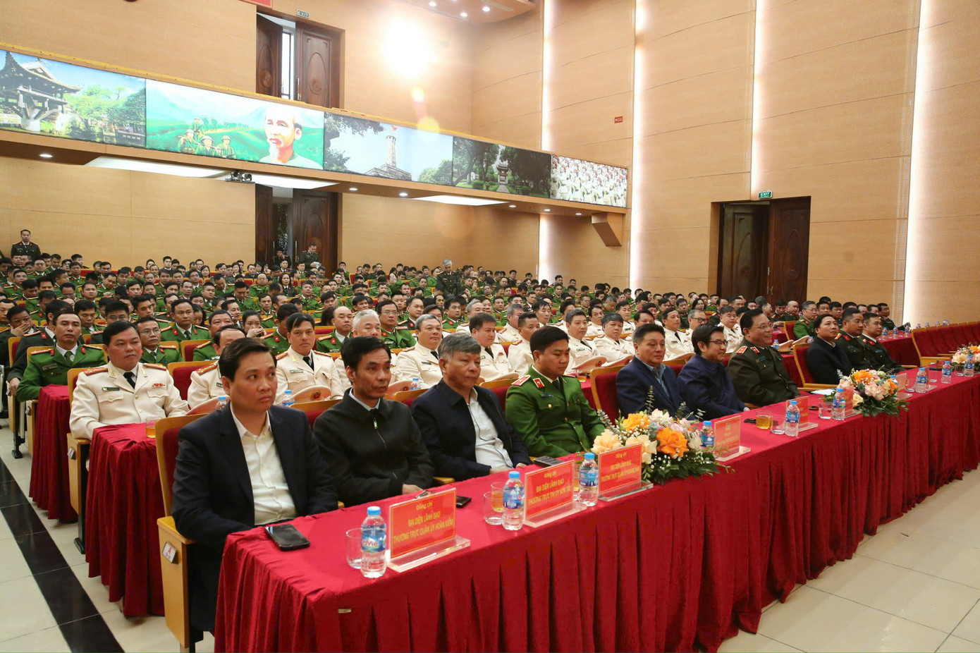 Lãnh đạo Công an TP Hà Nội và các đơn vị tham dự. Lãnh đạo Công an TP Hà Nội và các đơn vị tham dự.