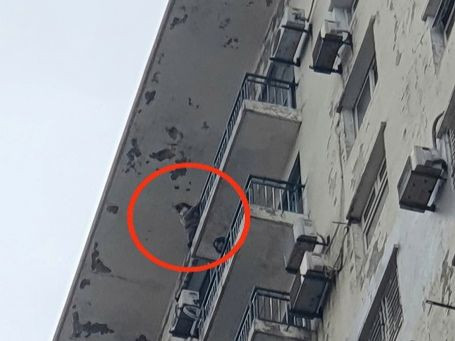 Khu vực người phụ nữ có ý định tự tử. Khu vực người phụ nữ có ý định tự tử.