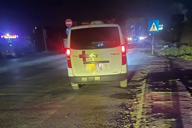 Xe gắn biển cứu thương mang biển số màu trắng phát tín hiệu ưu tiên nhưng lại không chở bệnh nhân.