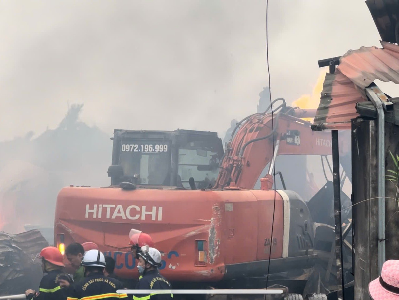 Lực lượng chức năng chữa cháy công ty cồn.