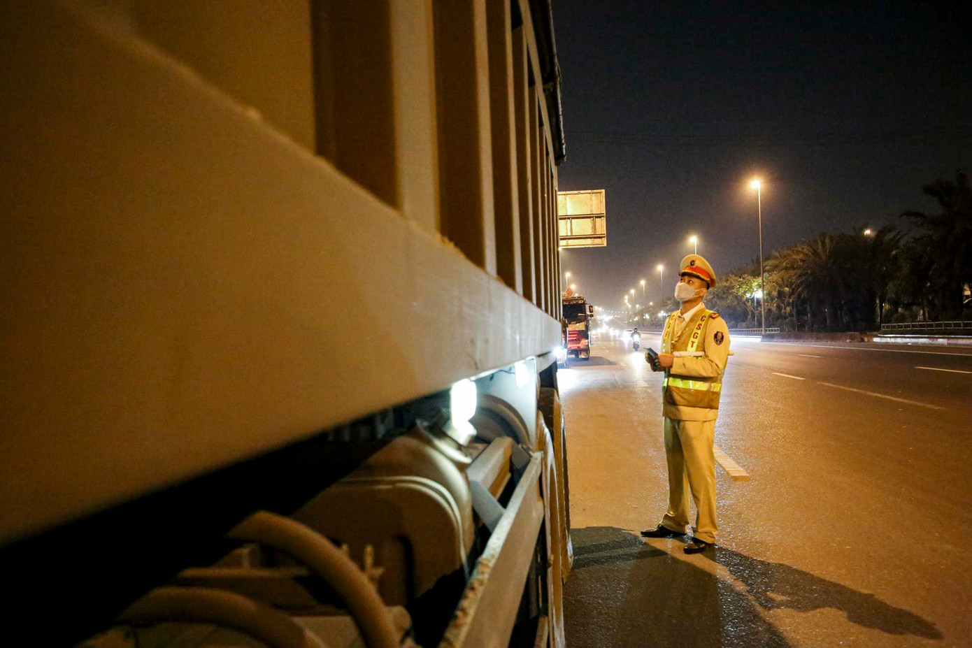 Trong thời gian khoảng 3 giờ đồng hồ, các tổ công tác phát hiện 10 trường hợp vi phạm.