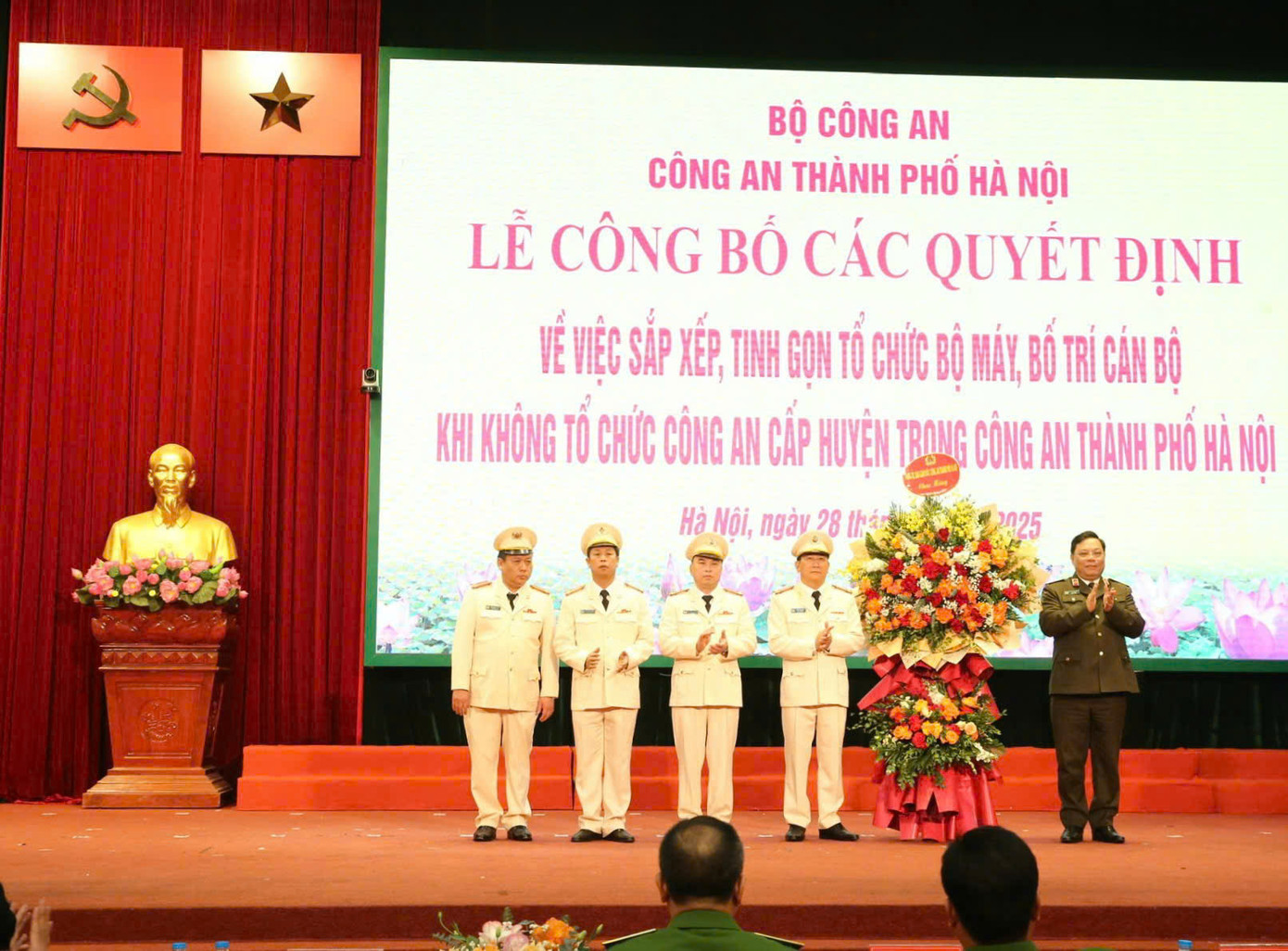 Công an TP Hà Nội công bố các quyết định tại hội nghị. Công an TP Hà Nội công bố các quyết định tại hội nghị.