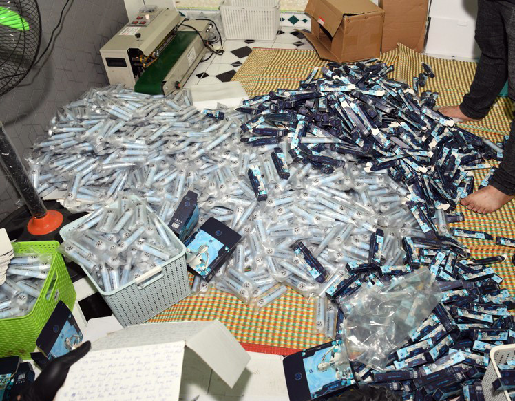 Các loại thuốc lá điện tử, thuốc lá điếu có tẩm ướp ma túy bị cảnh sát thu giữ.