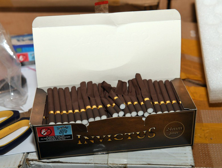 Các loại thuốc lá điện tử, thuốc lá điếu có tẩm ướp ma túy bị cảnh sát thu giữ.