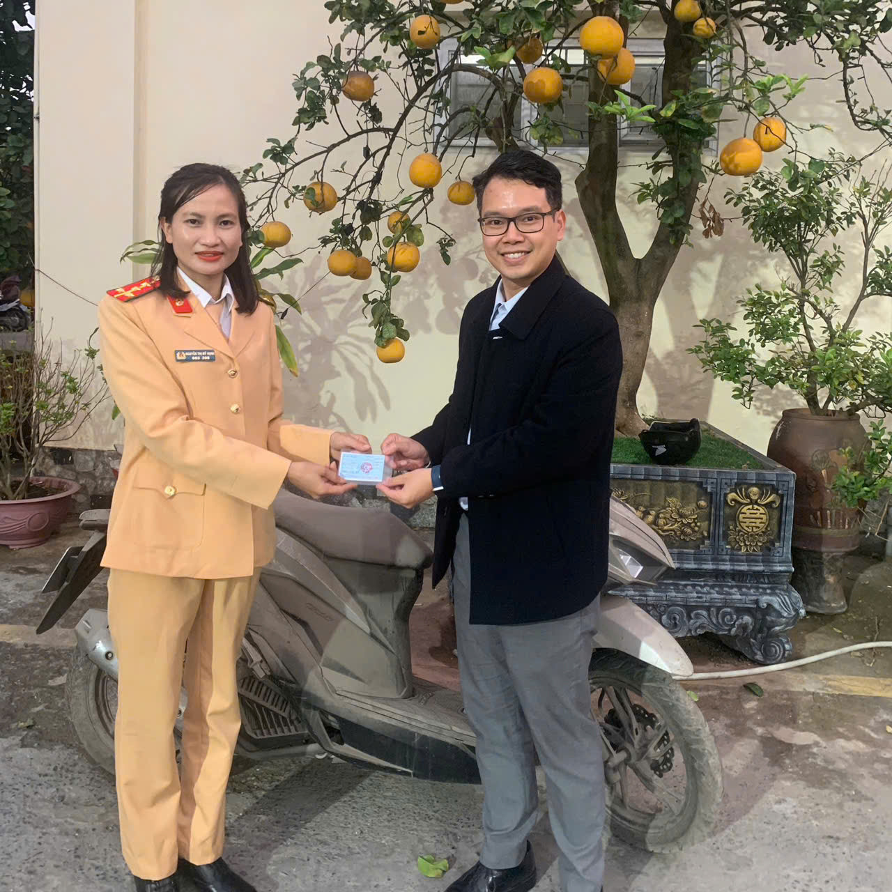 Anh Minh Anh đến trụ sở Đội CSGT đường bộ số 4 nhận lại xe máy.