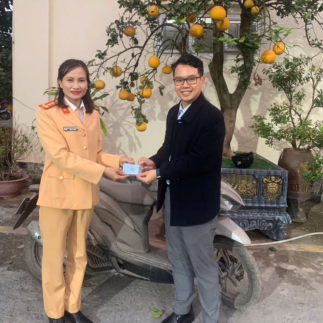 Anh Minh Anh đến trụ sở Đội CSGT đường bộ số 4 nhận lại xe máy.