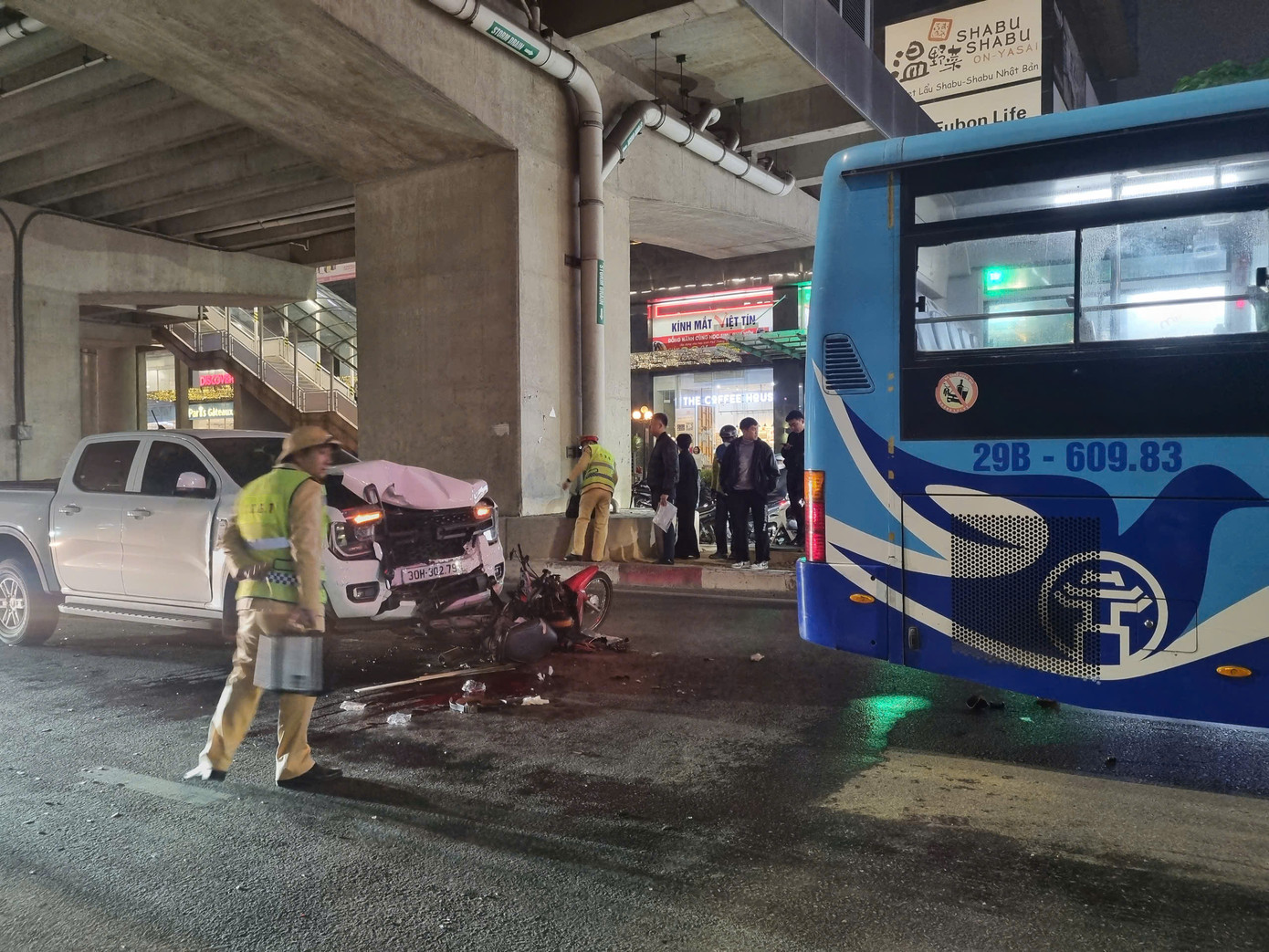 Lực lượng CSGT có mặt tại hiện trường.