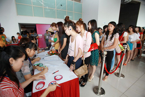 Các thí sinh đến đăng kí. Các thí sinh đến đăng kí