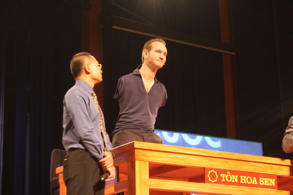Nick Vujicic: “Hãy nhìn bàn chân của tôi, vẫy lên rồi vẫy xuống, cũng giống như kinh doanh vậy, giống nền kinh tế, như cuộc sống, luôn lên xuống bổng trầm…”. Ảnh: Phạm Mỹ. Nick Vujicic: “Hãy nhìn bàn chân của tôi, vẫy lên rồi vẫy xuống, cũng giống như kinh doanh vậy, giống nền kinh tế, như cuộc sống, luôn lên xuống bổng trầm…”. Ảnh: Phạm Mỹ