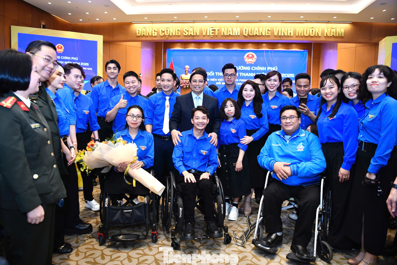Thủ tướng Chính phủ Phạm Minh Chính chụp ảnh lưu niệm với đại biểu thanh niên. Thủ tướng Chính phủ Phạm Minh Chính chụp ảnh lưu niệm với đại biểu thanh niên.