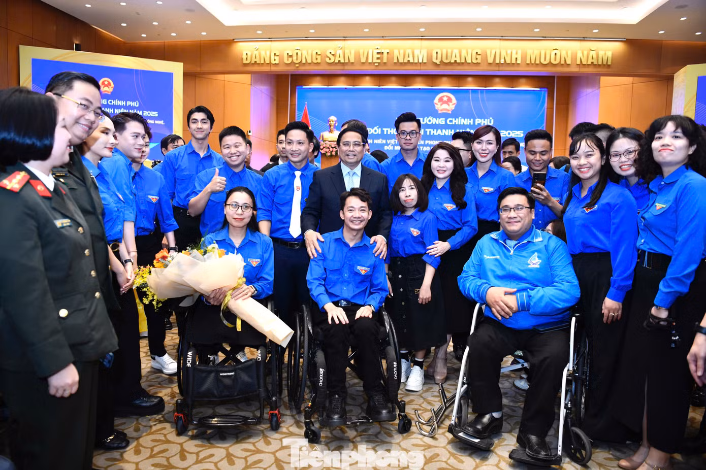 Thủ tướng Chính phủ Phạm Minh Chính chụp ảnh lưu niệm với đại biểu thanh niên.