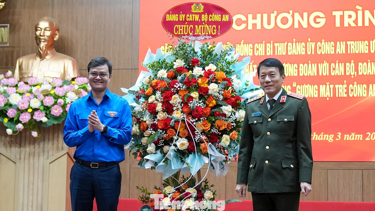 Bộ trưởng Lương Tam Quang tặng hoa chúc mừng anh Bùi Quang Huy - Bí thư thứ nhất T.Ư Đoàn và Ban Thanh niên CAND nhân dịp Kỷ niệm 94 năm Ngày thành lập Đoàn TNCS Hồ Chí Minh (26/3/1931-26/3/2025). Bộ trưởng Lương Tam Quang tặng hoa chúc mừng anh Bùi Quang Huy - Bí thư thứ nhất T.Ư Đoàn và Ban Thanh niên CAND nhân dịp Kỷ niệm 94 năm Ngày thành lập Đoàn TNCS Hồ Chí Minh (26/3/1931-26/3/2025).