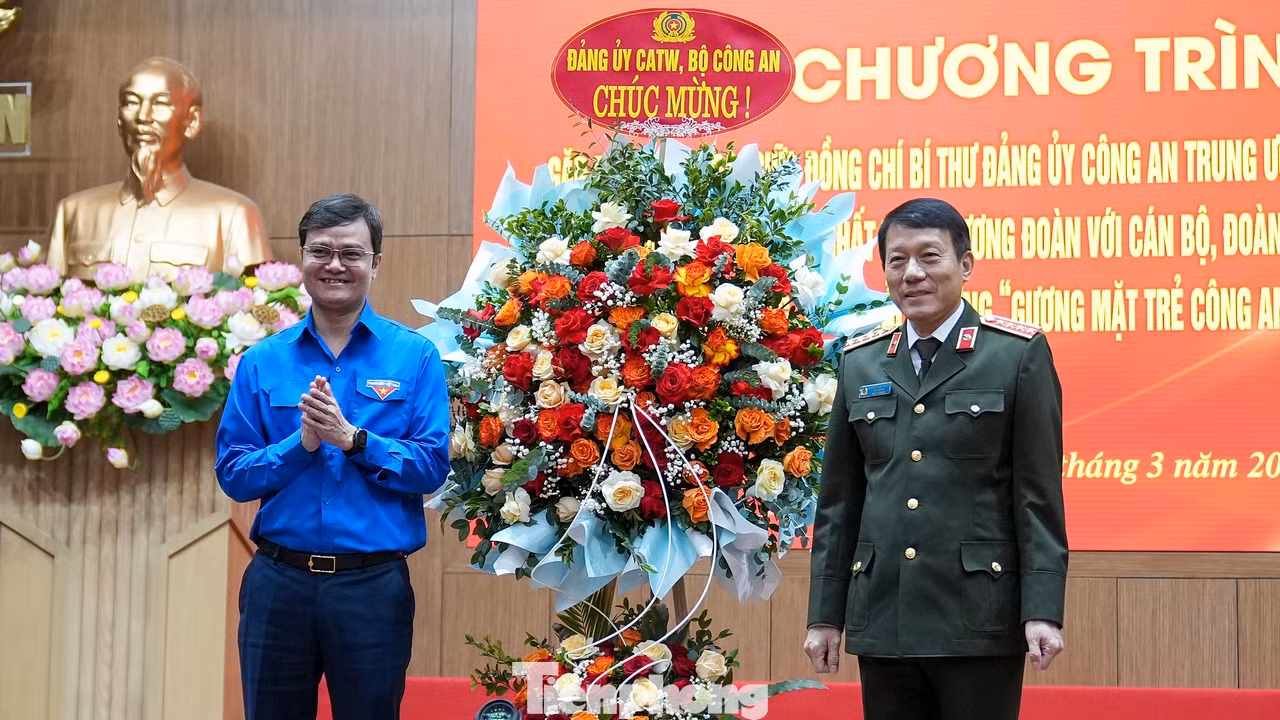Bộ trưởng Lương Tam Quang tặng hoa chúc mừng anh Bùi Quang Huy - Bí thư thứ nhất T.Ư Đoàn và Ban Thanh niên CAND nhân dịp Kỷ niệm 94 năm Ngày thành lập Đoàn TNCS Hồ Chí Minh (26/3/1931-26/3/2025).