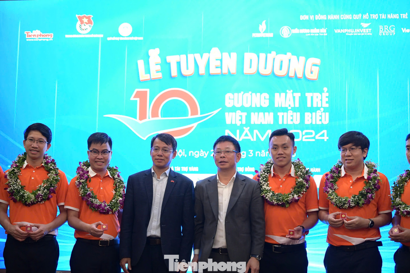 Ông Nguyễn Văn Dương - Phó Giám đốc Khu di tích Chủ tịch Hồ Chí Minh trao Huy hiệu Bác Hồ cho các Gương mặt trẻ Việt Nam tiêu biểu và triển vọng năm 2024.