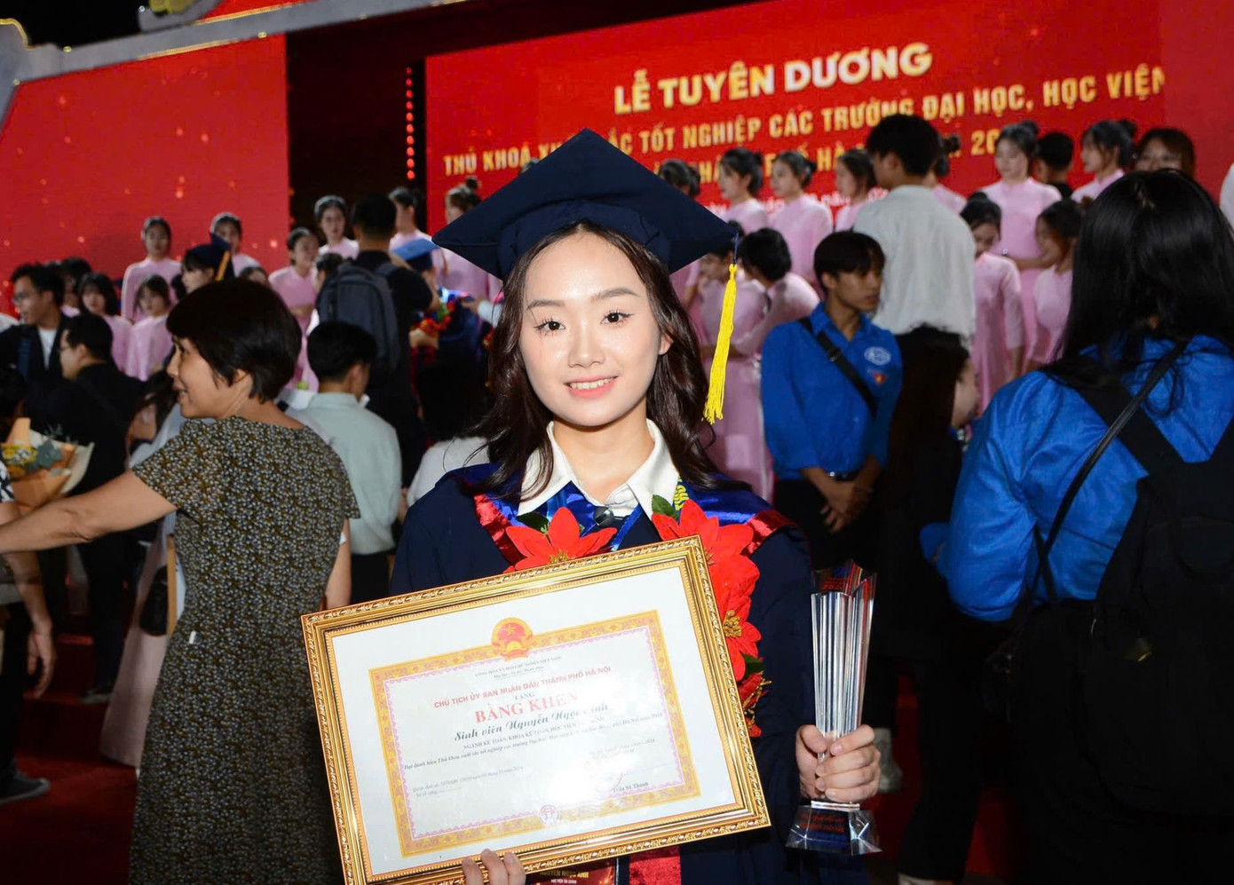 Nữ sinh Nguyễn Ngọc Anh - tốt nghiệp thủ khoa khoa Kế toán, Học viện Tài chính năm 2024.