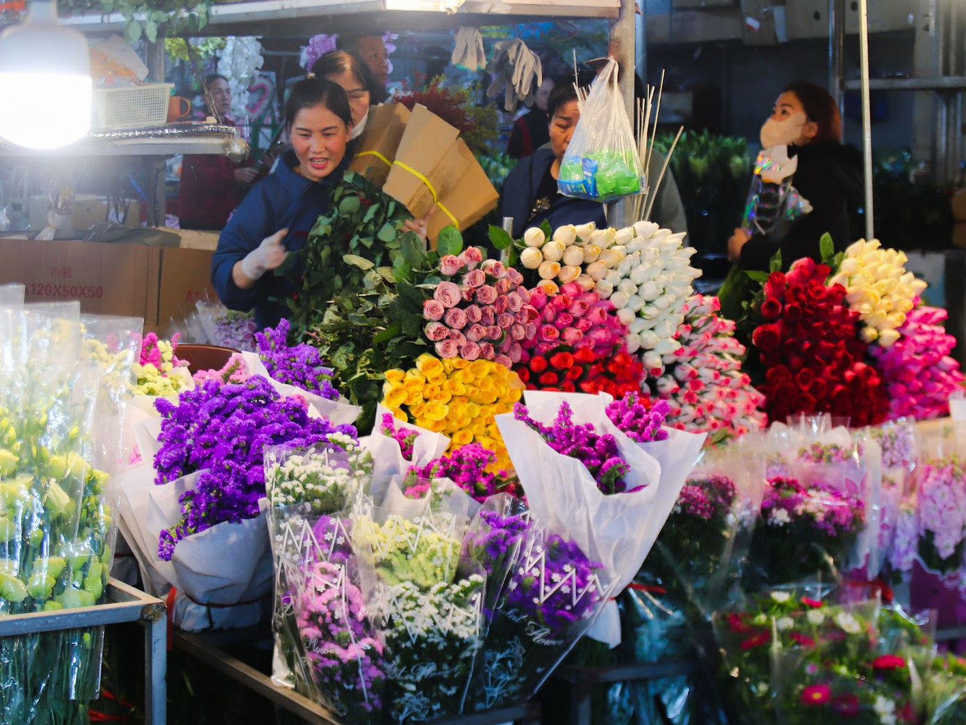 Khảo sát giá hoa tại chợ hoa Quảng An năm nay, các tiểu thương cho biết, hoa hồng Đà Lạt có giá dao động từ 270k/bó 30 bông, tùy màu sắc và kích thước; hoa tulip có giá 250k một bó/10 bông; hoa cẩm chướng có giá 80k/bó 10 bông; hoa phi yến có giá 60k/bó 10 cành; hoa cẩm tú cầu có giá 150k/bó 5 cành; cúc Tana 40k/bó 16 cành. Các loại hoa với nhiều phân khúc giá thành cho người dân lựa chọn. Ảnh: Thu Hà