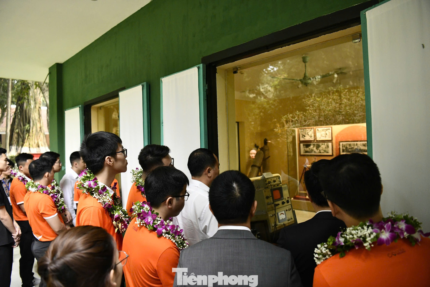 Đoàn đại biểu thăm khu di tích lịch sử đặc biệt Nhà 67 - nơi điều trị và cũng là nơi những nhịp cuối cùng của một trái tim vĩ đại - Chủ tịch Hồ Chí Minh ngừng đập.