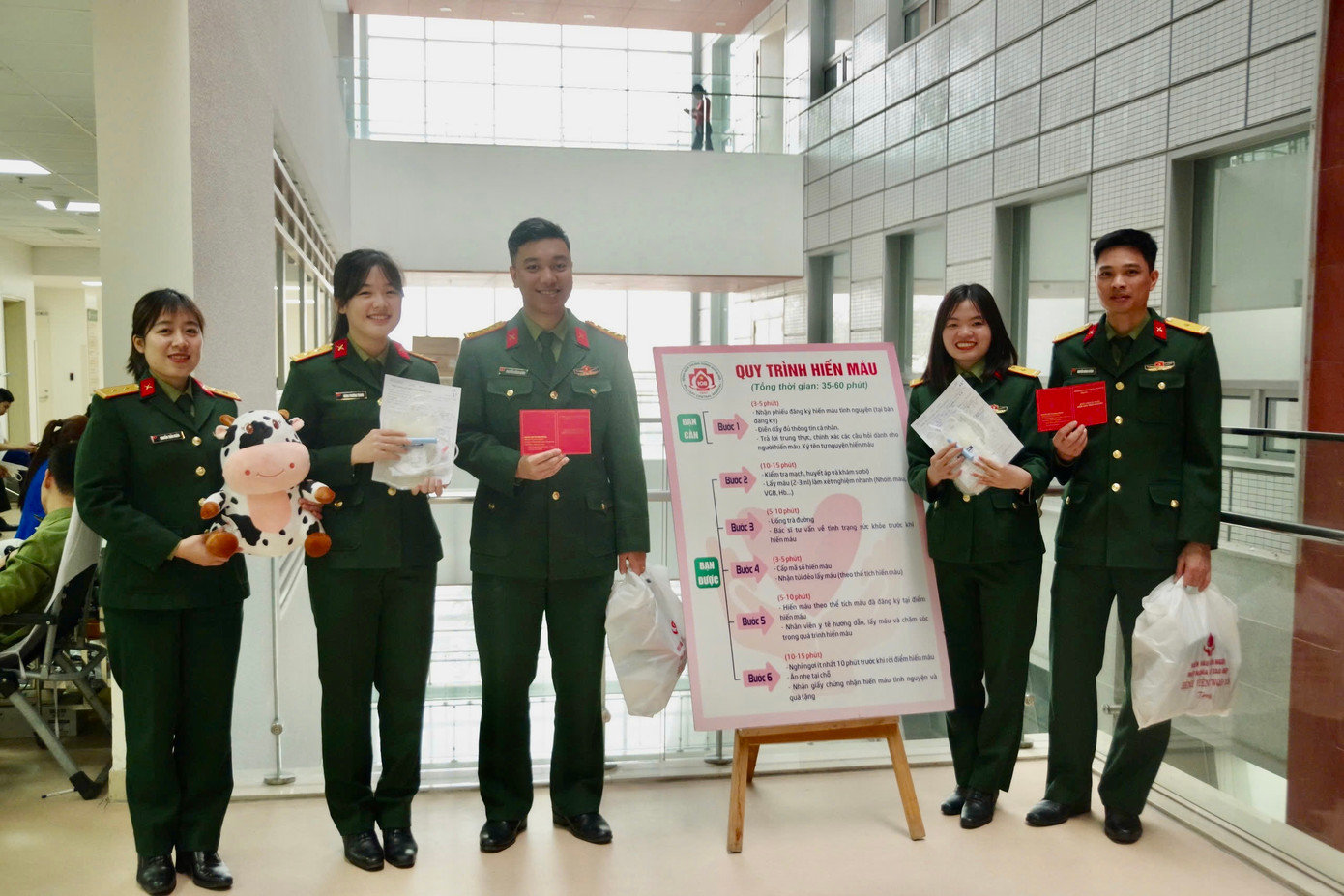 Hiến máu cứu người là nghĩa cử cao đẹp, thể hiện tinh thần chung tay vì cộng đồng của người quân nhân cách mạng. Hiến máu cứu người là nghĩa cử cao đẹp, thể hiện tinh thần chung tay vì cộng đồng của người quân nhân cách mạng.