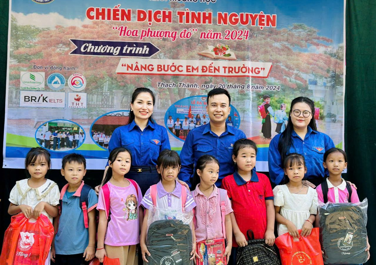 Trong ảnh, anh Lê Anh Tuấn (áo xanh, giữa) - Bí thư Đoàn Trung tâm Giáo dục Thường xuyên - Kỹ thuật tổng hợp Thanh Hóa, tỉnh Thanh Hóa thực hiện chương trình Nâng bước em tới trường. Ảnh: NVCC Trong ảnh, anh Lê Anh Tuấn (áo xanh, giữa) - Bí thư Đoàn Trung tâm Giáo dục Thường xuyên - Kỹ thuật tổng hợp Thanh Hóa, tỉnh Thanh Hóa thực hiện chương trình Nâng bước em tới trường. Ảnh: NVCC