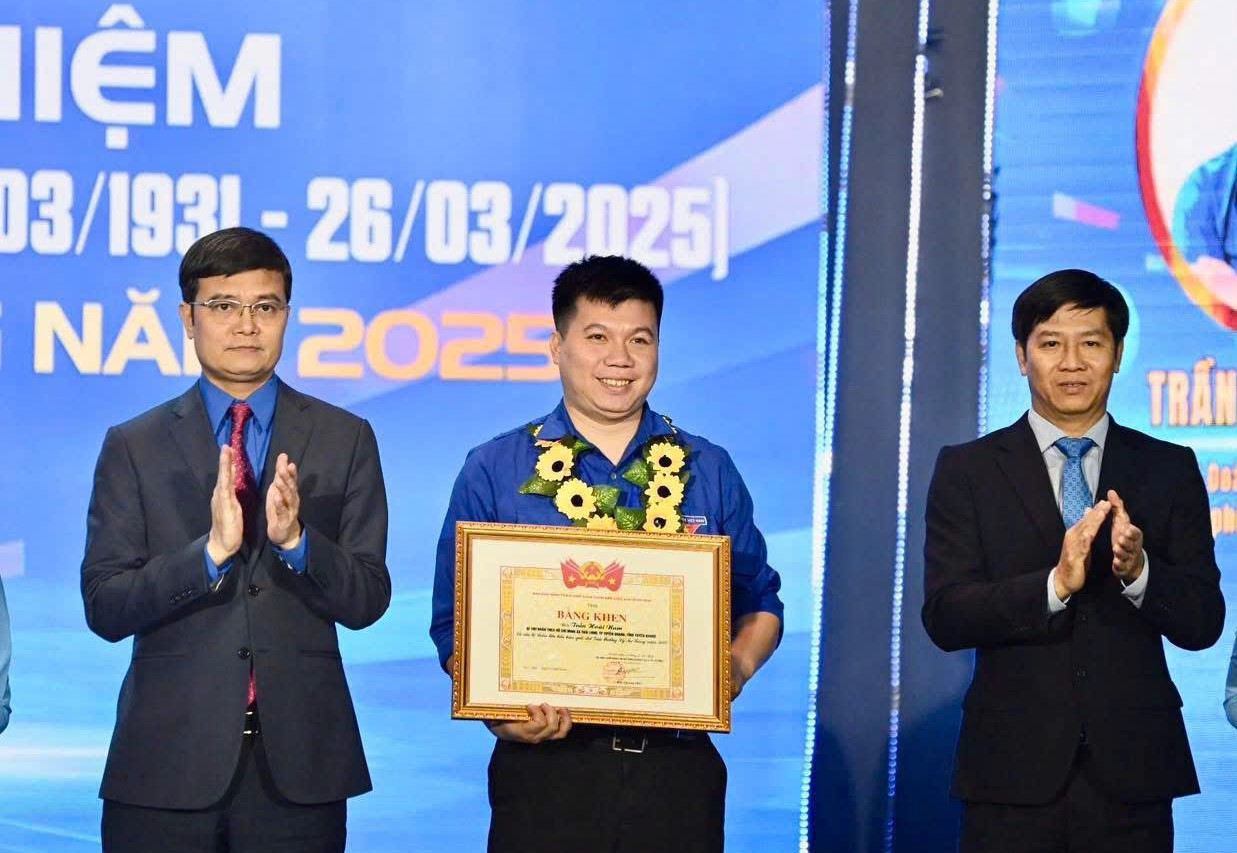 Anh Trần Hoài Nam (ở giữa) - Bí thư Đoàn xã Thái Long, TP Tuyên Quang, tỉnh Tuyên Quang nhận giải thưởng Lý Tự Trọng năm 2025.