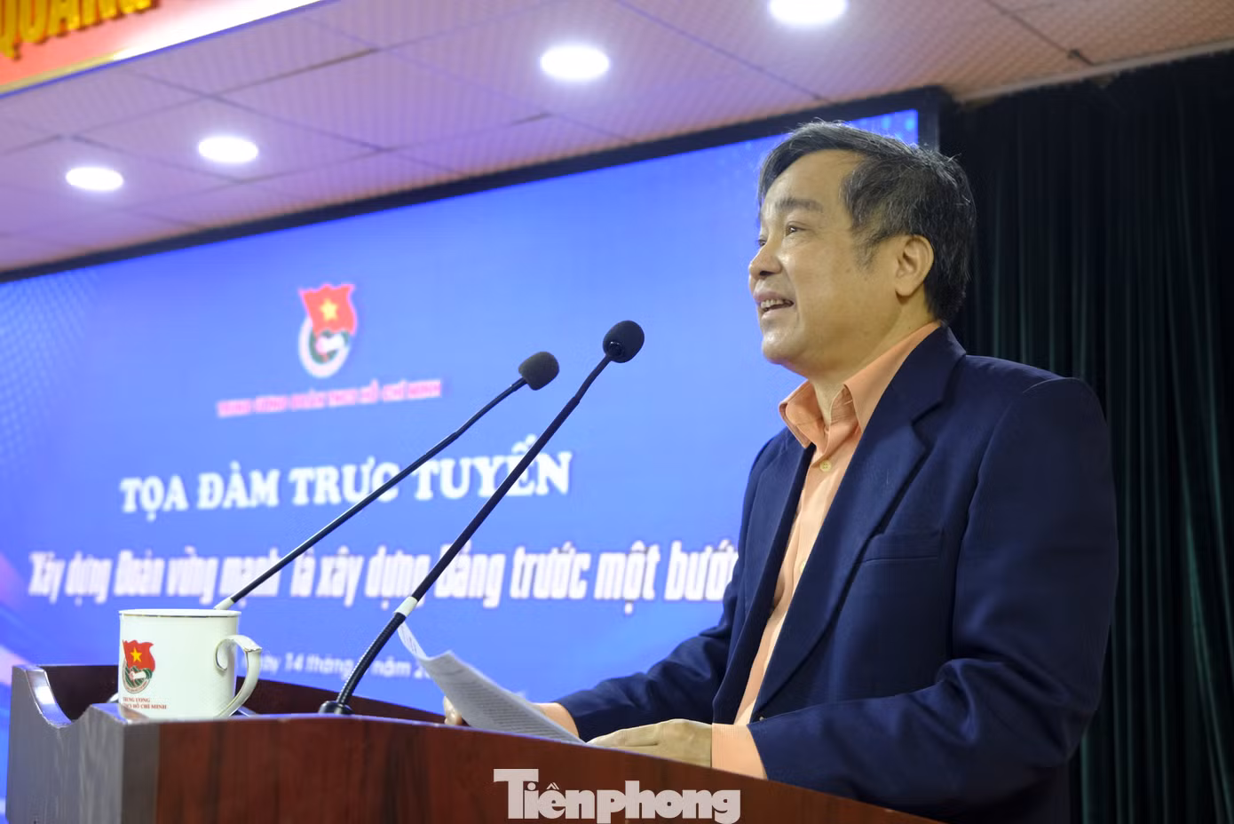 TS. Nguyễn Văn Hùng - Nguyên Phó trưởng Ban Dân vận T.Ư Đảng phát biểu tại tọa đàm. Ảnh: Châu Linh