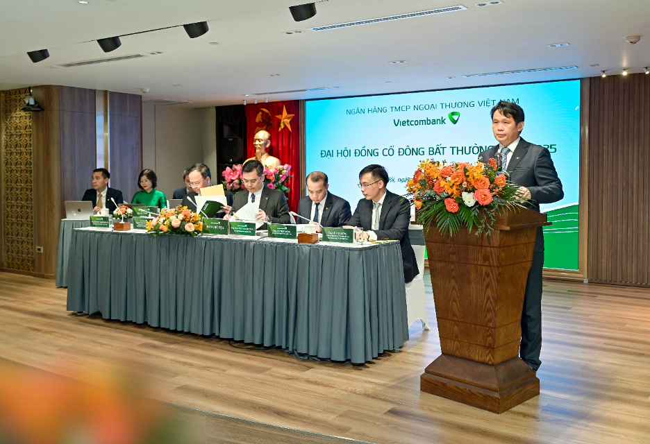 Ông Nguyễn Mạnh Hùng – Thành viên HĐQT Vietcombank trình bày Tờ trình và Quy chế về việc bầu bổ sung thành viên HĐQT nhiệm kỳ 2023 – 2028