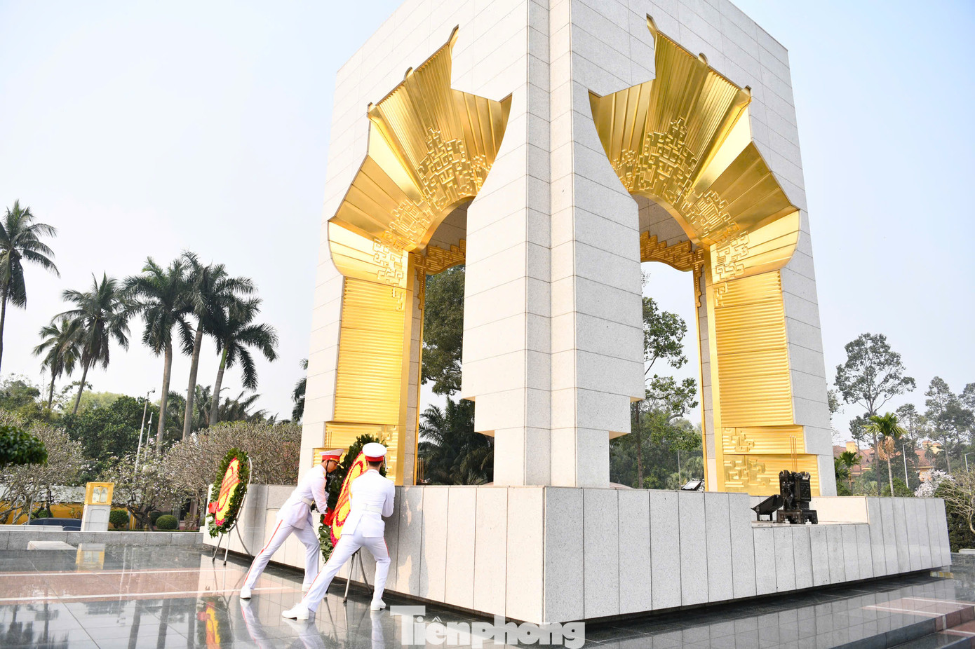 Đại biểu Gương mặt trẻ Việt Nam tiêu biểu và triển vọng tưởng niệm các Anh hùng Liệt sĩ.