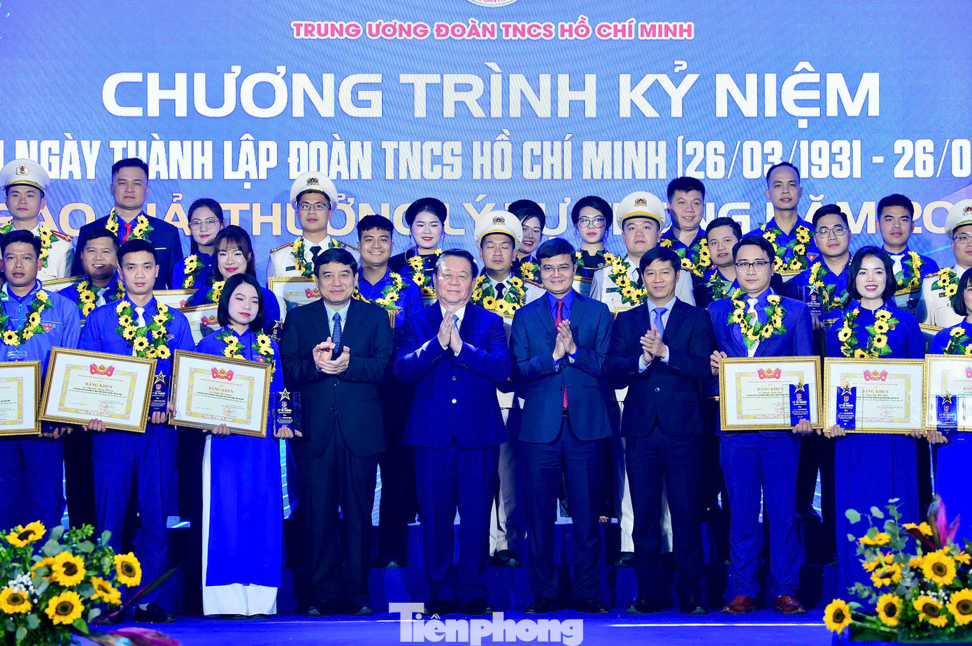 Đại biểu lãnh đạo Đảng, Nhà nước, T.Ư Đoàn chụp ảnh lưu niệm cùng các cán bộ Đoàn tiêu biểu nhận Giải thưởng Lý Tự Trọng. Đại biểu lãnh đạo Đảng, Nhà nước, T.Ư Đoàn chụp ảnh lưu niệm cùng các cán bộ Đoàn tiêu biểu nhận Giải thưởng Lý Tự Trọng.