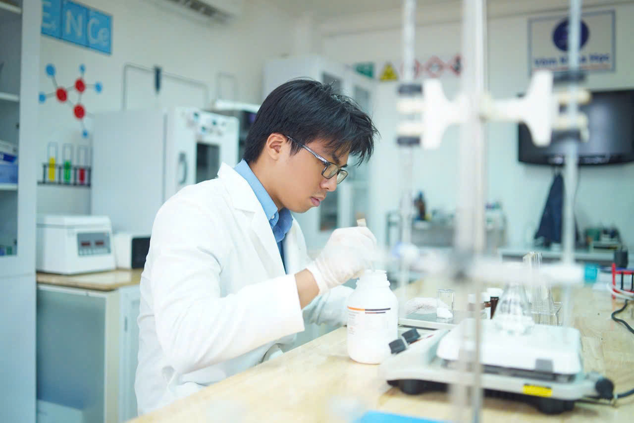 Bài luận viết về ông nội đã giúp nam sinh Mai Xuân Khôi ghi dấu ấn với hội đồng tuyển sinh của Đại học Johns Hopkins. Bài luận viết về ông nội đã giúp nam sinh Mai Xuân Khôi ghi dấu ấn với hội đồng tuyển sinh của Đại học Johns Hopkins.