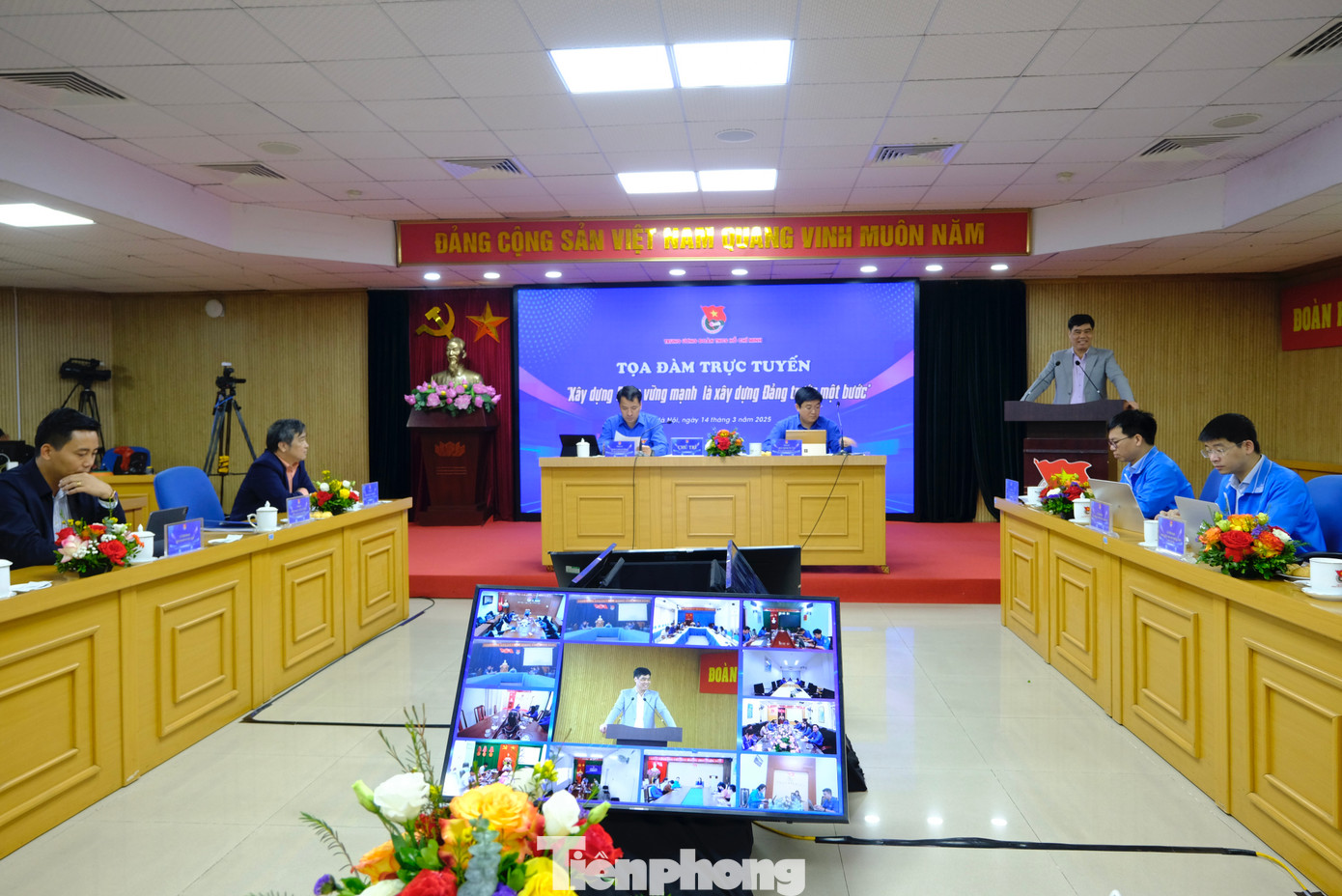 Toàn cảnh Tọa đàm trực tuyến với chủ đề “Xây dựng Đoàn vững mạnh là xây dựng Đảng trước một bước”. Ảnh: Châu Linh Toàn cảnh Tọa đàm trực tuyến với chủ đề “Xây dựng Đoàn vững mạnh là xây dựng Đảng trước một bước”. Ảnh: Châu Linh