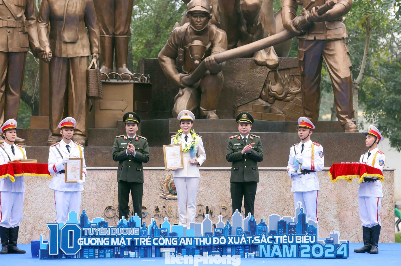 Thiếu tướng Đặng Hồng Đức, Thứ trưởng Bộ Công an và Thiếu tướng Nguyễn Thanh Tùng, Giám đốc Công an thành phố Hà Nội trao biểu trưng và chứng nhận cho Gương mặt trẻ Công an Thủ đô xuất sắc tiêu biểu năm 2024.