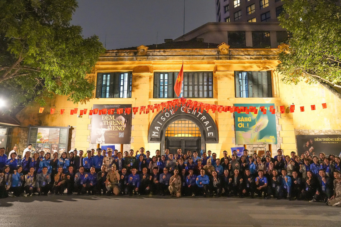 Đoàn đại biểu chụp ảnh lưu niệm.