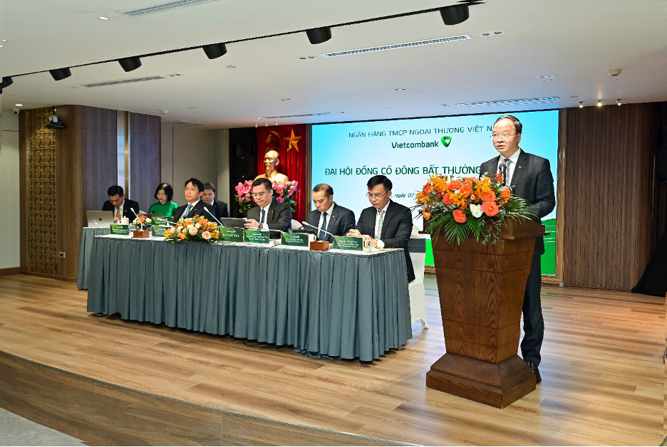 Ông Lê Quang Vinh - Phó Tổng Giám đốc phụ trách Ban điều hành Vietcombank trình bày Tờ trình về việc miễn nhiệm thành viên HĐQT nhiệm kỳ 2023 – 2028