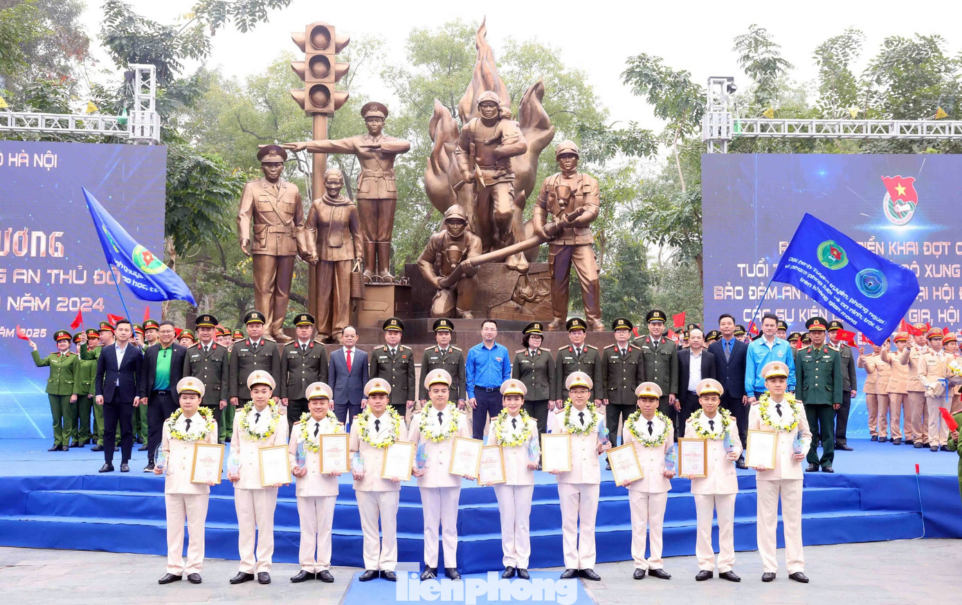 Gương mặt trẻ Công an Thủ đô xuất sắc tiêu biểu chụp ảnh cùng lãnh đạo Bộ Công an, T.Ư Đoàn và CATP.