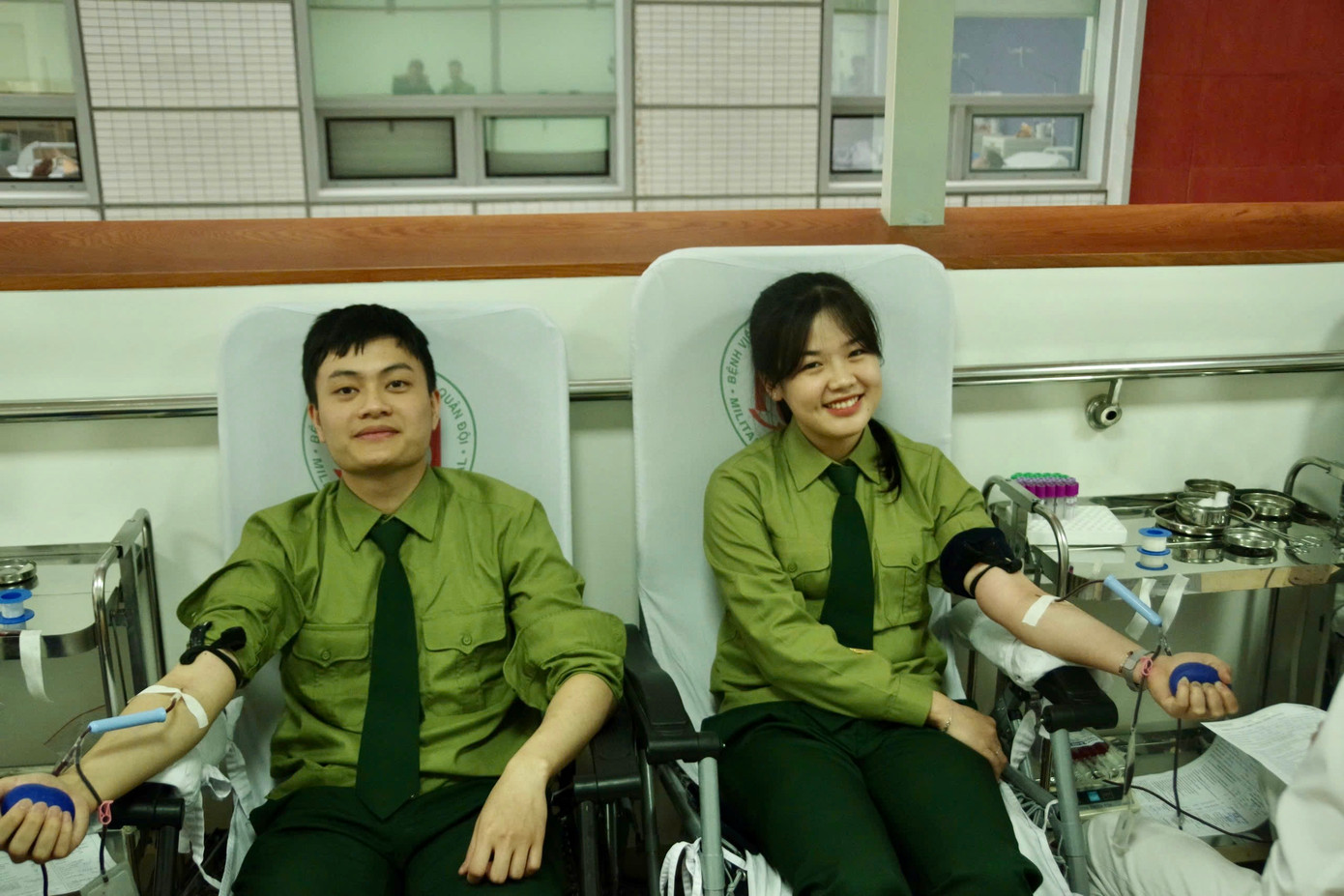 Hiến máu cứu người là nghĩa cử cao đẹp, thể hiện tinh thần chung tay vì cộng đồng của người quân nhân cách mạng. Hiến máu cứu người là nghĩa cử cao đẹp, thể hiện tinh thần chung tay vì cộng đồng của người quân nhân cách mạng.